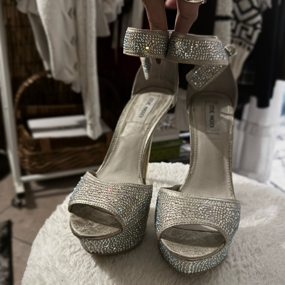STEVE MADDEN Silver Platform Heels